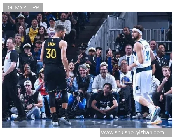 独行侠与勇士激战正酣NBA赛场精彩对决引发球迷热议 独行侠与勇士激战正酣NBA赛场精彩对决引发球迷热议